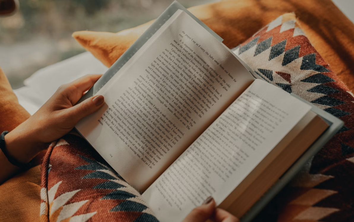 Couvertures des romans de Joël Dicker alignées sur une étagère de librairie